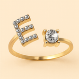 Anillo de cristal con letra personalizada