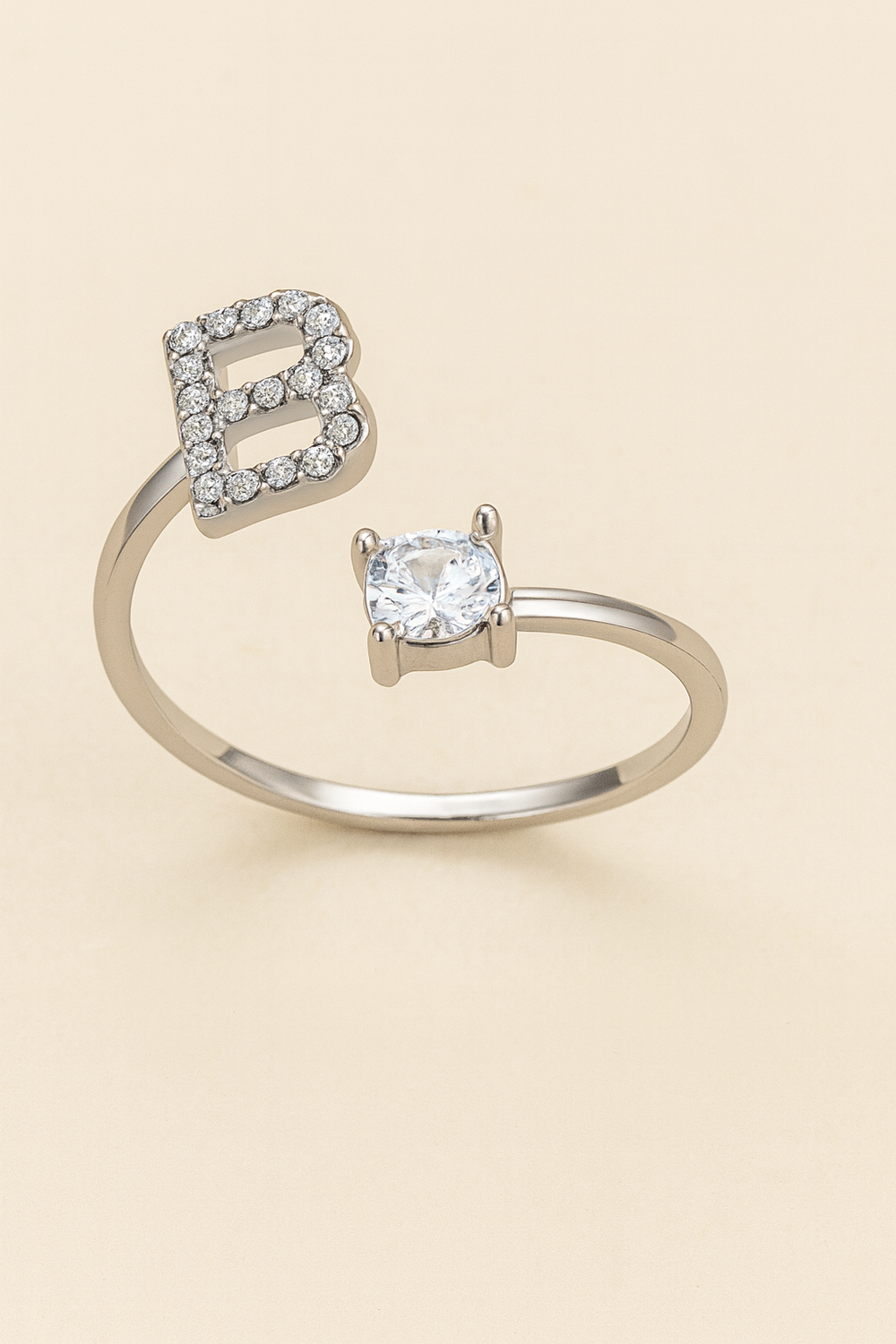 Anillo de cristal con letra personalizada