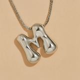 Collar personalizado con inicial de letra de burbuja