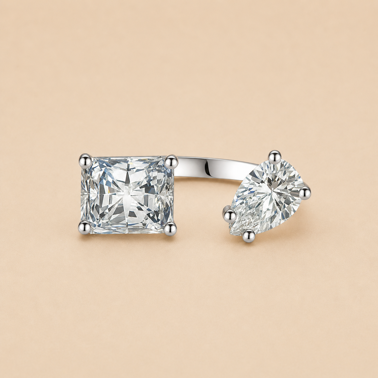 Anillo de Zirconio en Forma de Gota de Agua Elegante