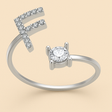 Anillo de cristal con letra personalizada